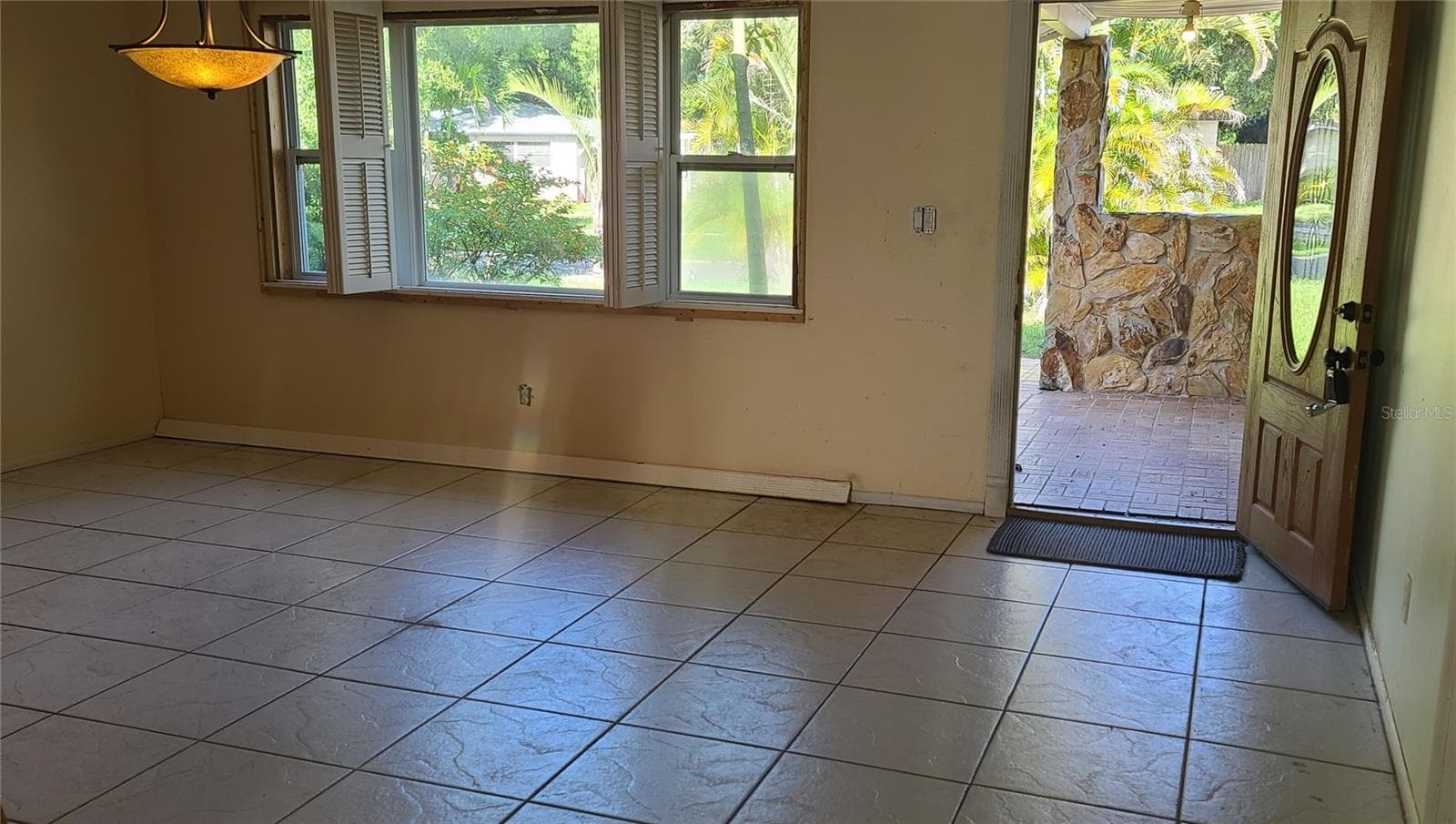 Huge Living Room - 8665 MOCKINGBIRD LN, SEMINOLE