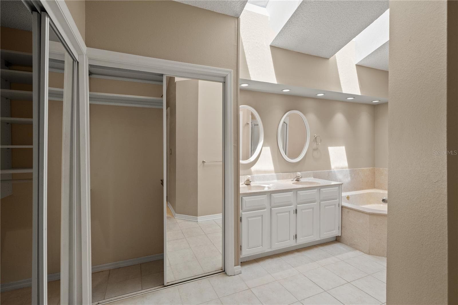 Single Family Residence at 6005 FAIRWAY PALMS CT, TAMPA, photo 28 of 58