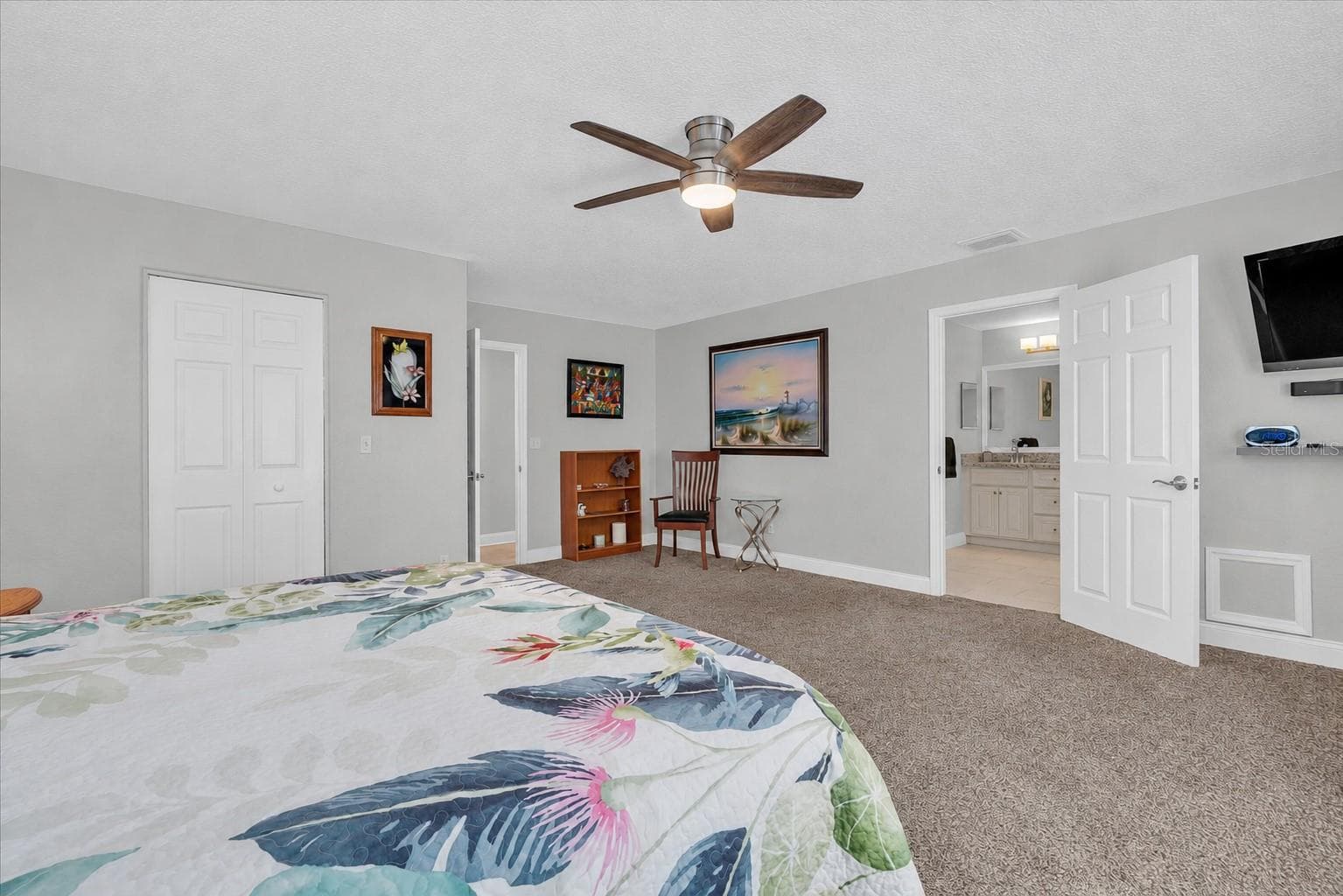The primary suite features an ensuite bathroom with a lovely jetted tub! - 6501 MOCKINGBIRD WAY S, GULFPORT