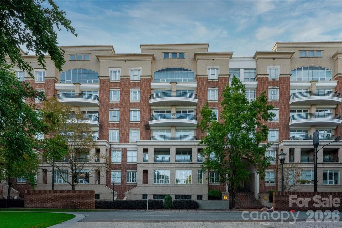 Condominium at 400 N Church Street, Charlotte, photo 8 of 37