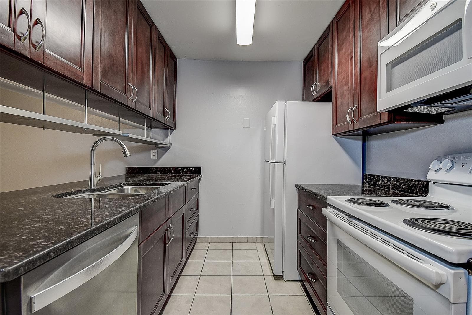 Plenty of room to work in kitchen - 10306 COUNCILS WAY, TEMPLE TERRACE