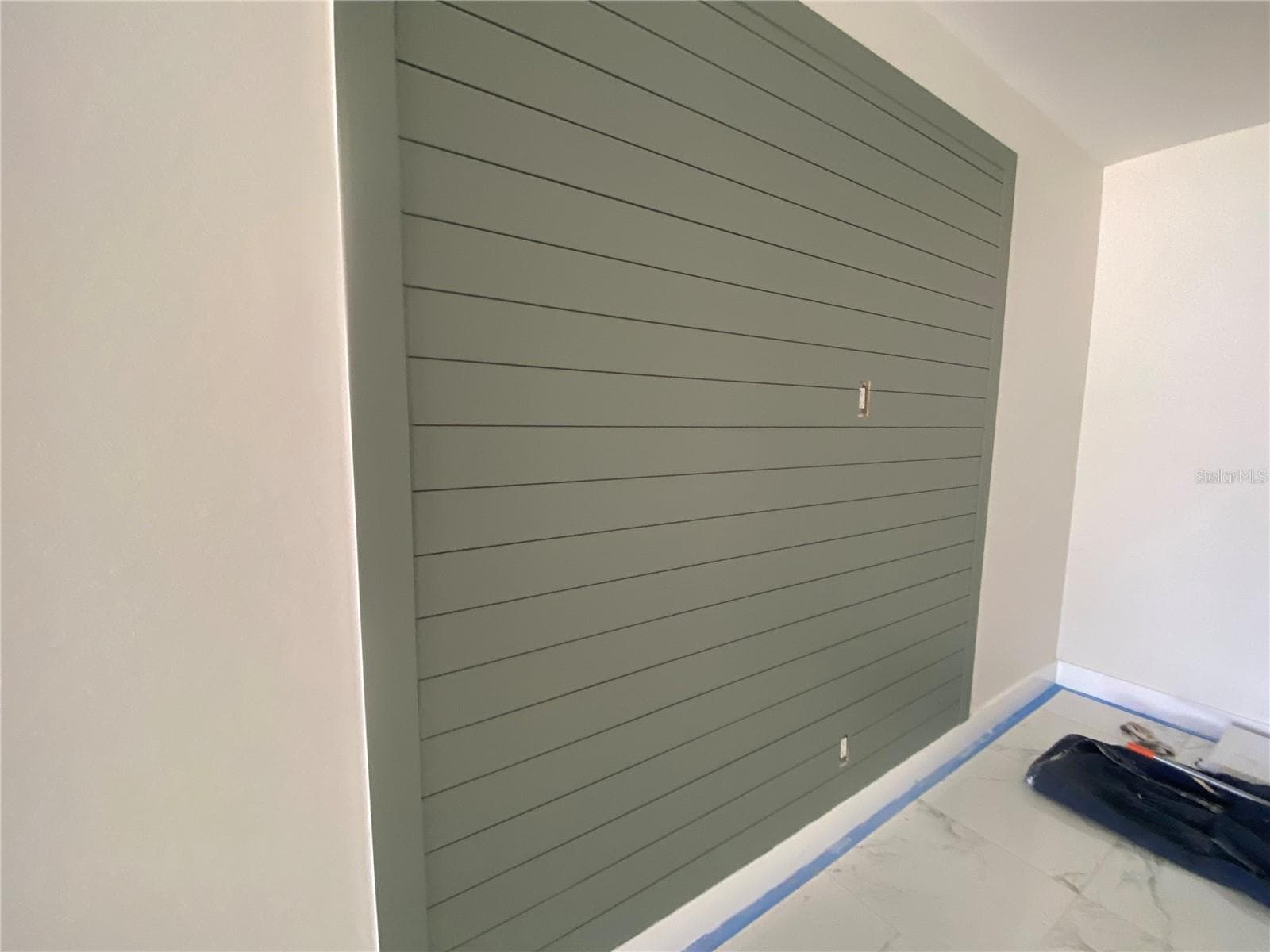 shiplock in wall in family room - 410 CITROEN DR, SEBRING