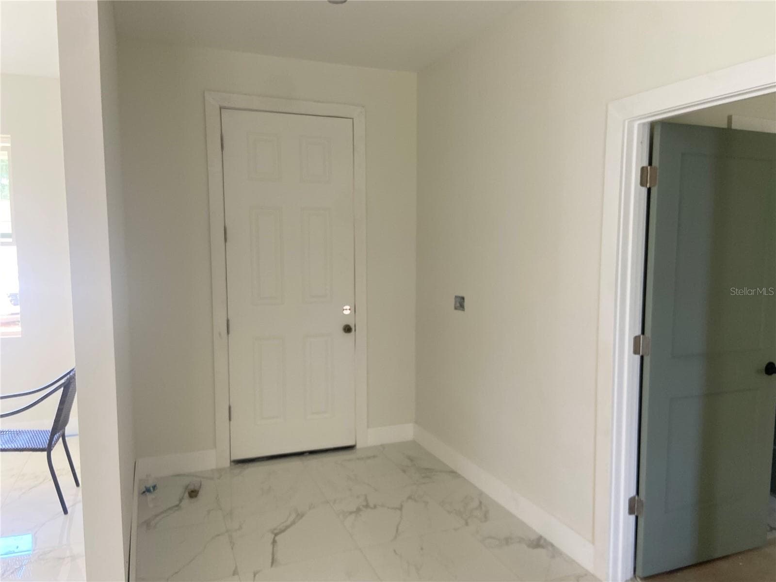 foyer - 410 CITROEN DR, SEBRING