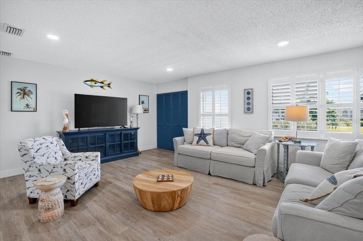 Spacious Family Room - 5016 MANGROVE POINT RD, BRADENTON