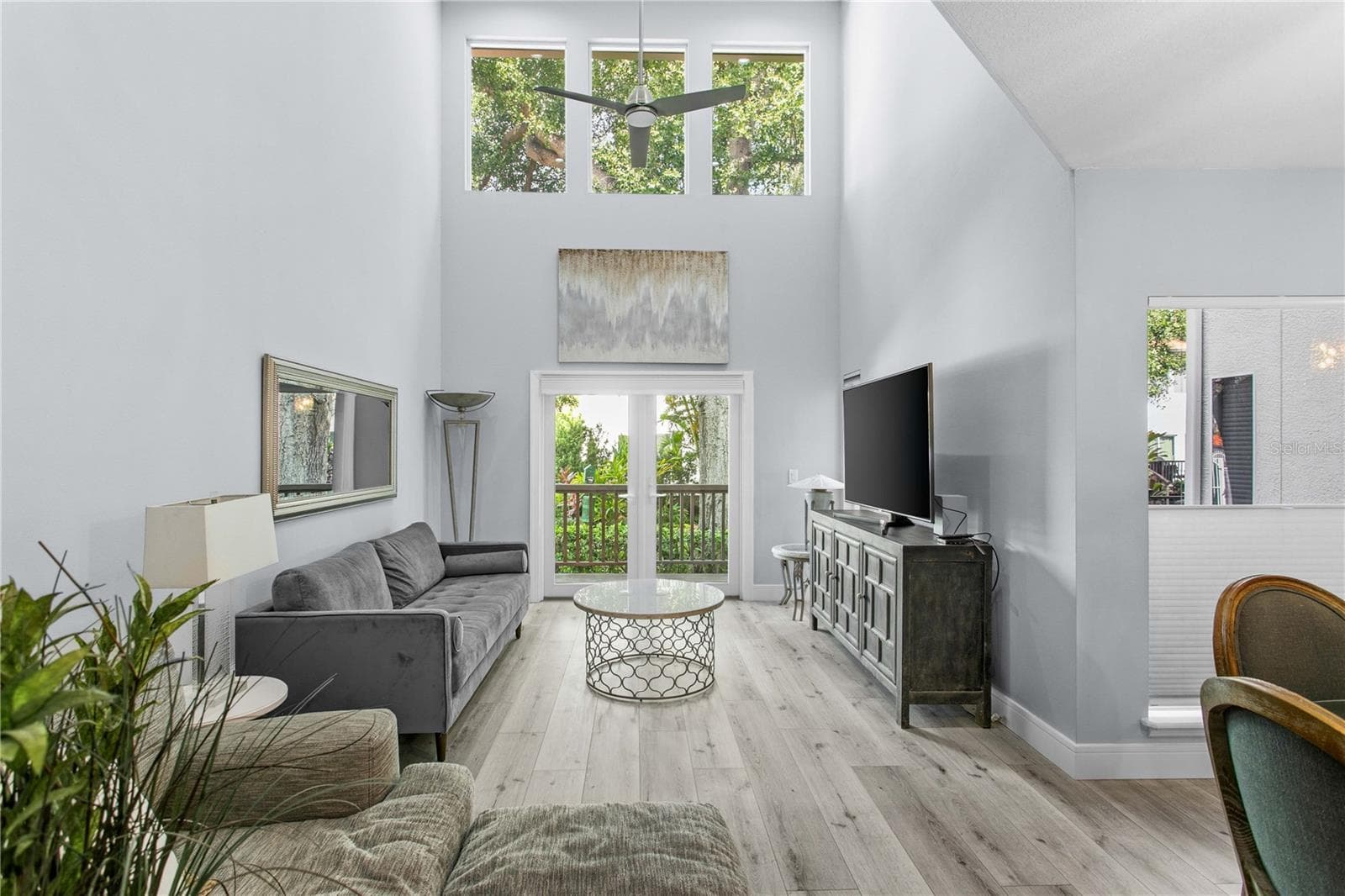 Soaring ceilings set the tone for this bright, open living area. - 1116 SHIPWATCH CIR, TAMPA