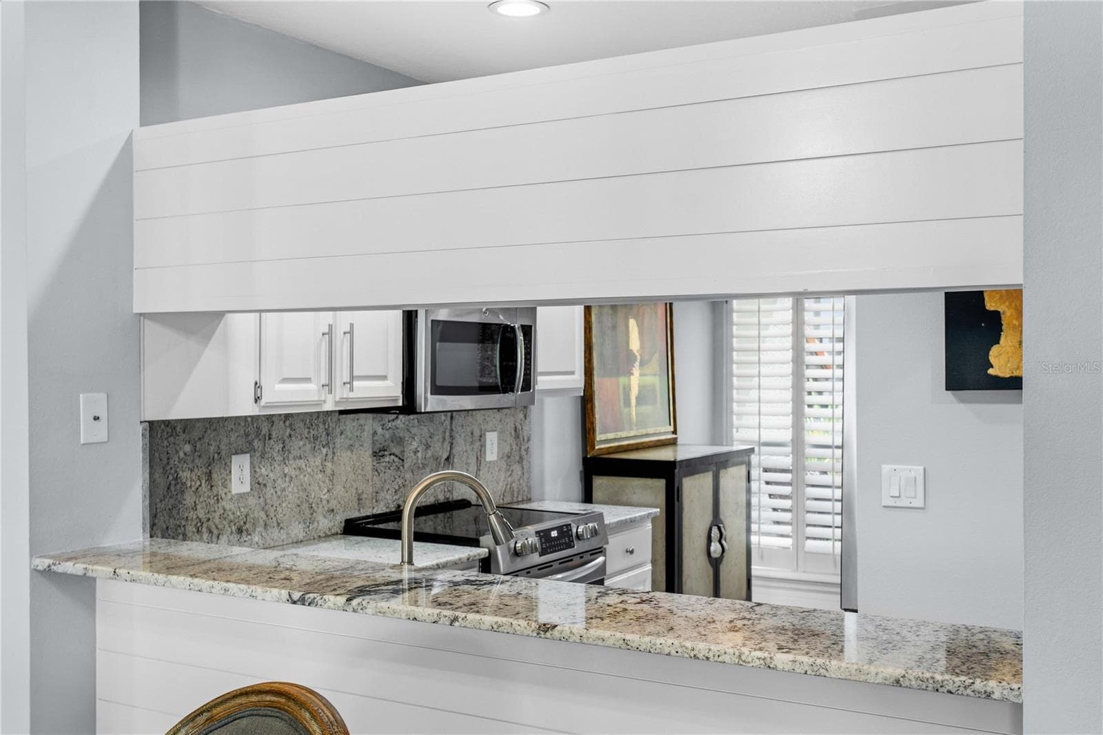 The kitchen pass-through offers the perfect spot for a buffet, making entertaining effortless. - 1116 SHIPWATCH CIR, TAMPA
