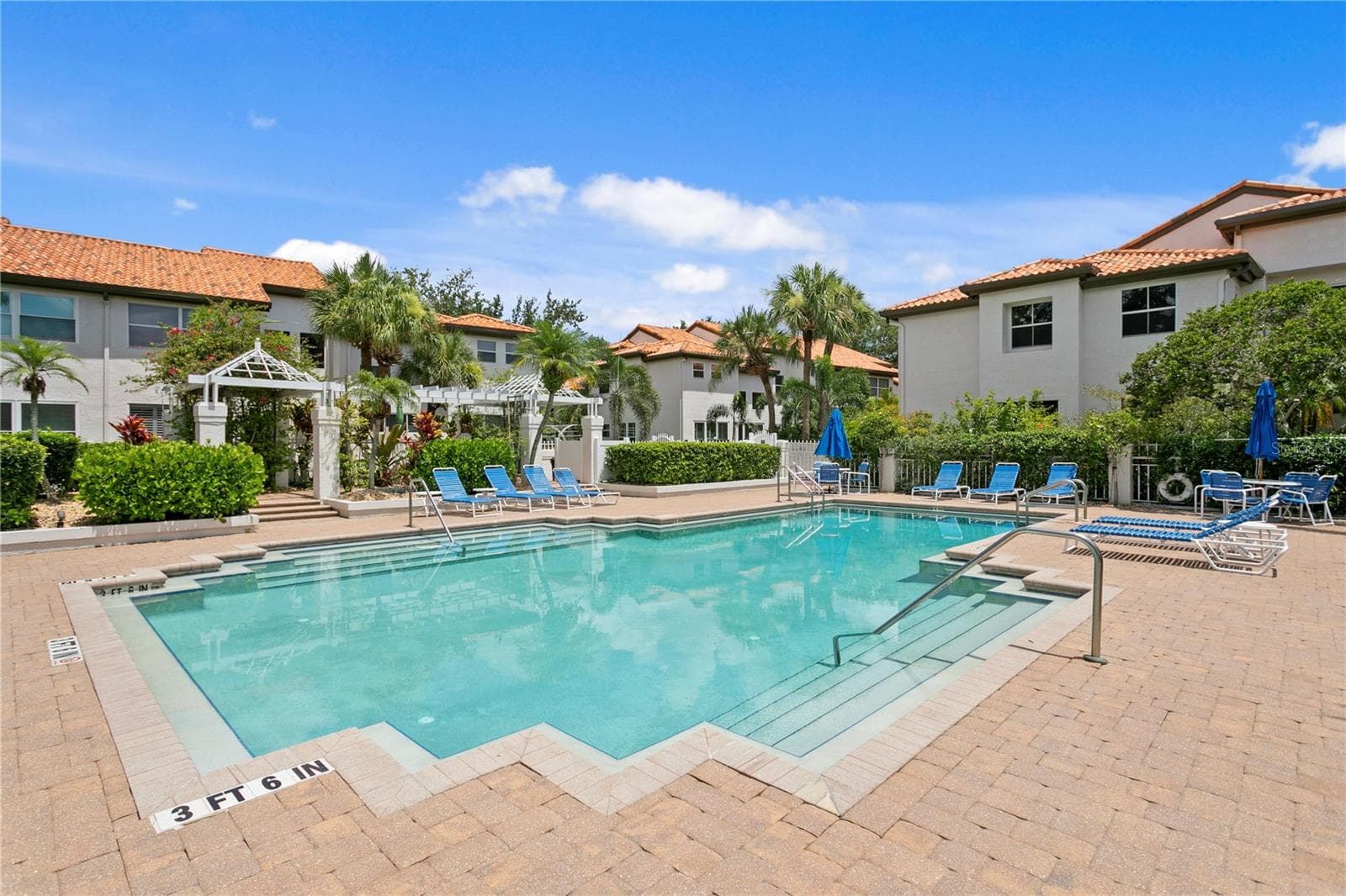 The large community pool is just for Harbour Homes residents. - 1116 SHIPWATCH CIR, TAMPA