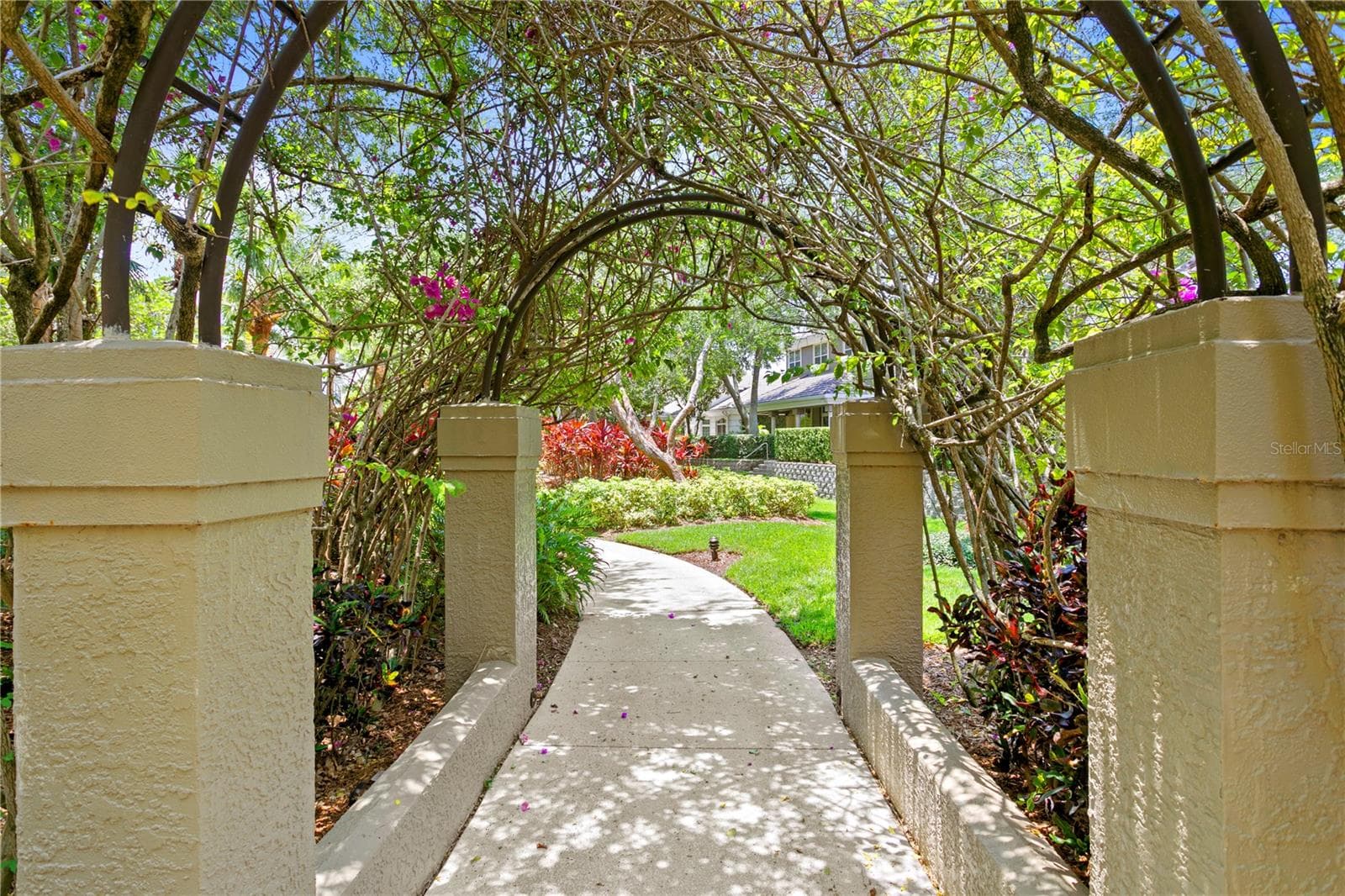 This lush linear parkway is a lovely area that runs through the center of Harbour Island. - 1116 SHIPWATCH CIR, TAMPA