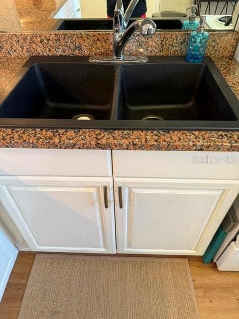 Double kitchen sink with disposal. Granite countertops! - 3444 TROPHY BLVD, NEW PORT RICHEY