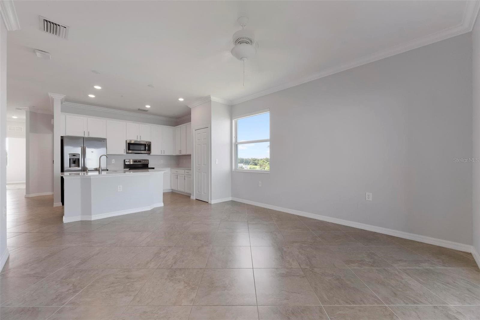 Living room/kitchen - 920 TIDEWATER SHORES LOOP #301, BRADENTON