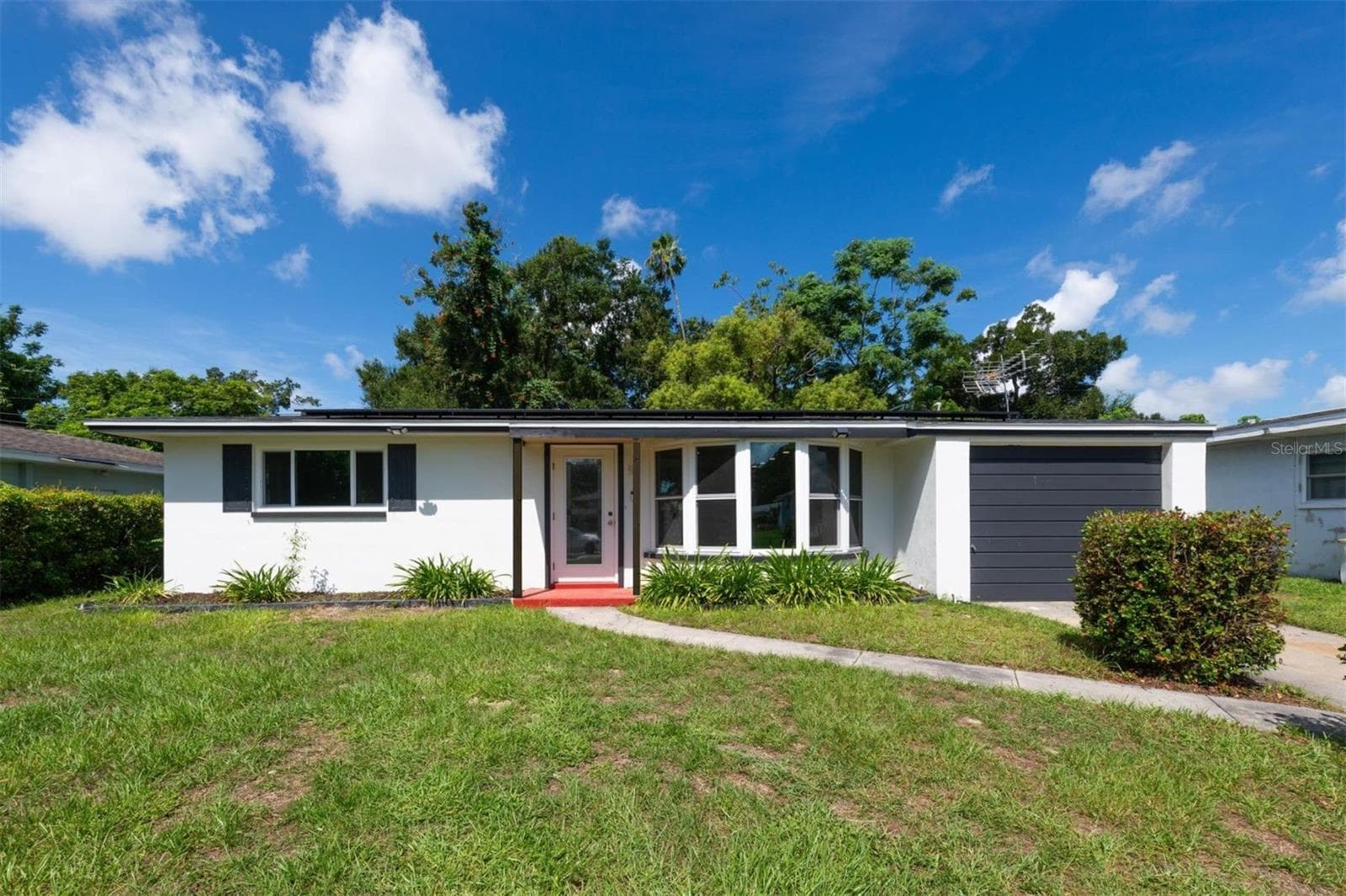 1516 COUNTRY LN W