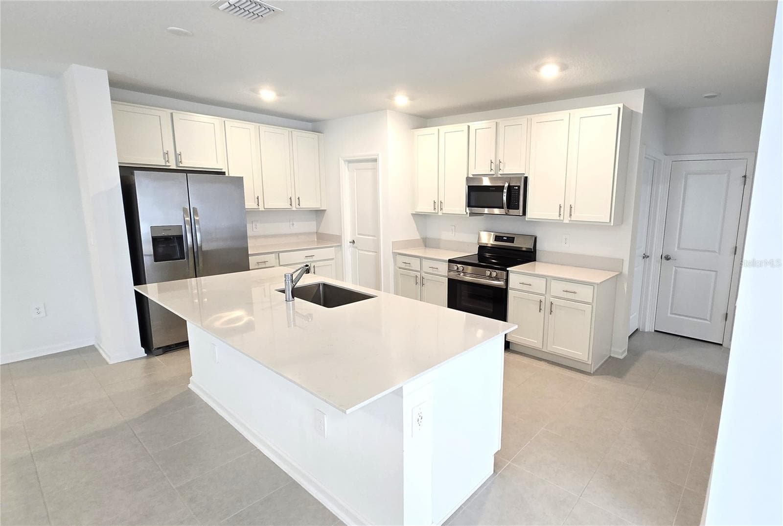 Single Family Residence at 5618 GINGHAM DR, KISSIMMEE, photo 8 of 43