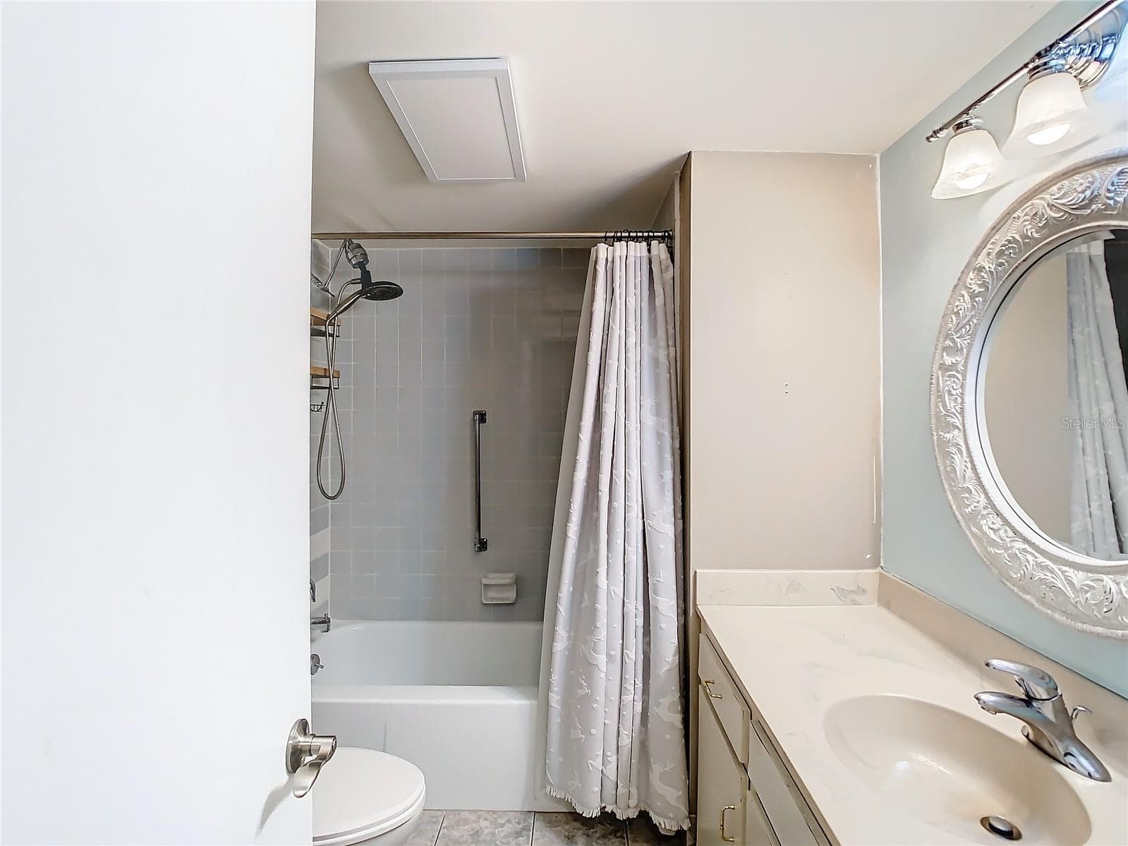 Second Full bath with Tub - 976 E MICHIGAN ST #A, ORLANDO