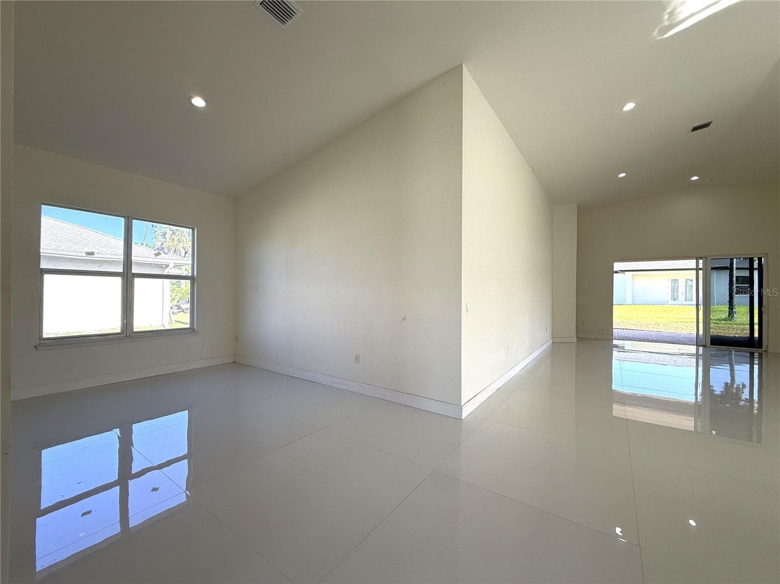FLEX ROOM - 16443 HILLSBOROUGH BLVD, PORT CHARLOTTE