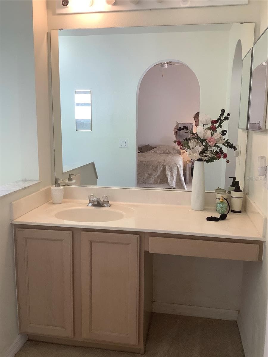 Bath vanity - 665 STEVELYNN CIR, WINTER GARDEN