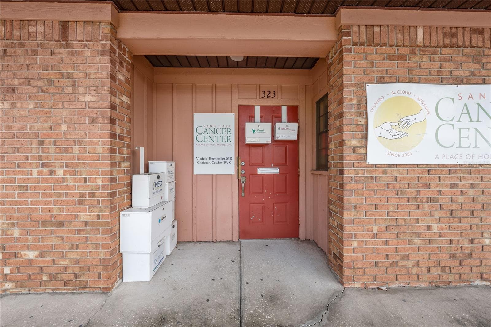 323 W. Cypress St. - Front entrance - month to month lease. - 323 W CYPRESS ST, KISSIMMEE