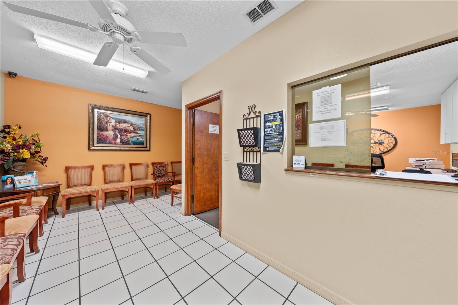 323 W. Cypress St. - waiting area of occupied unit month to month - 323 W CYPRESS ST, KISSIMMEE