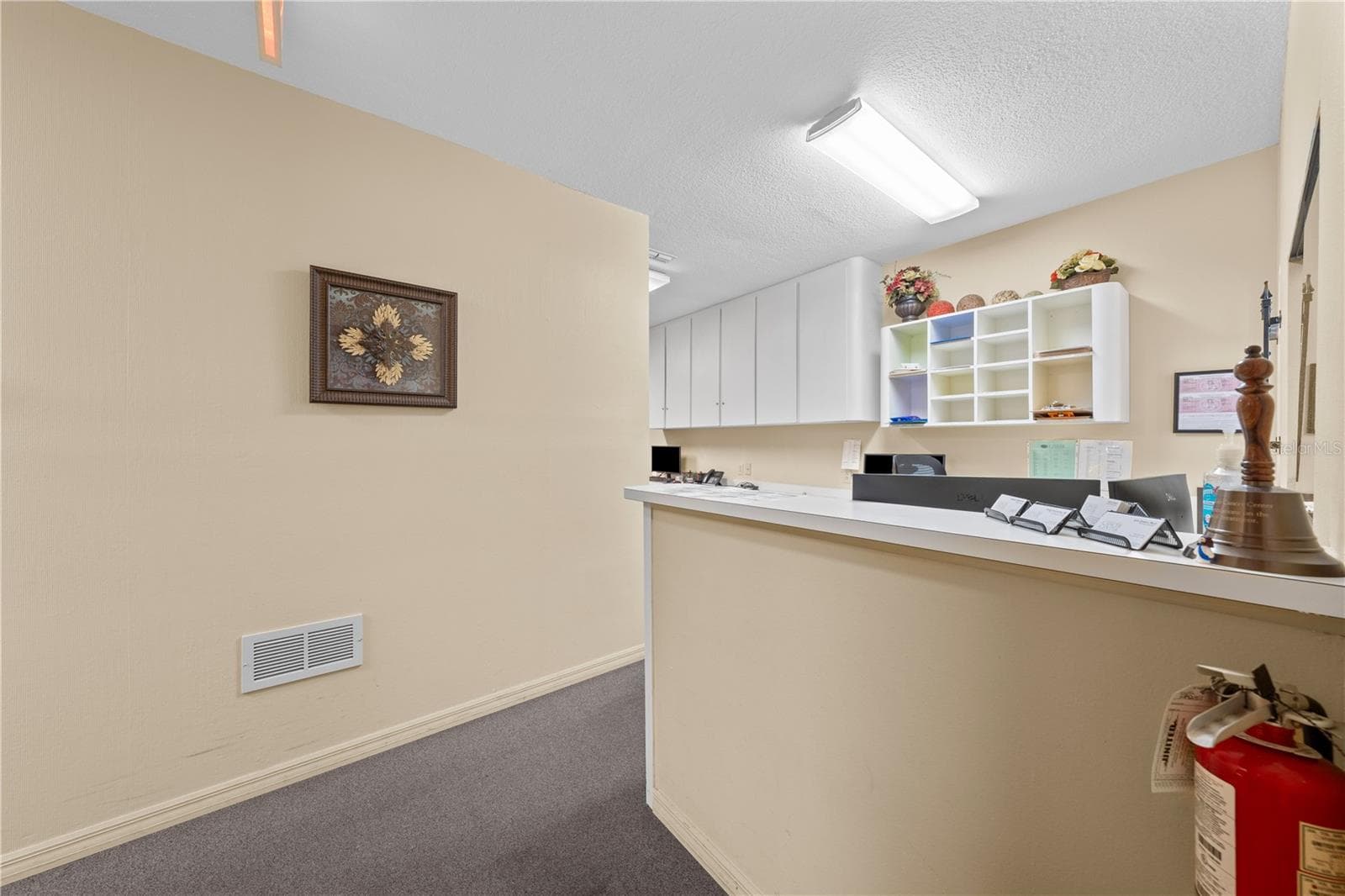 323 W. Cypress St. - Reception area - occupied month to month - 323 W CYPRESS ST, KISSIMMEE