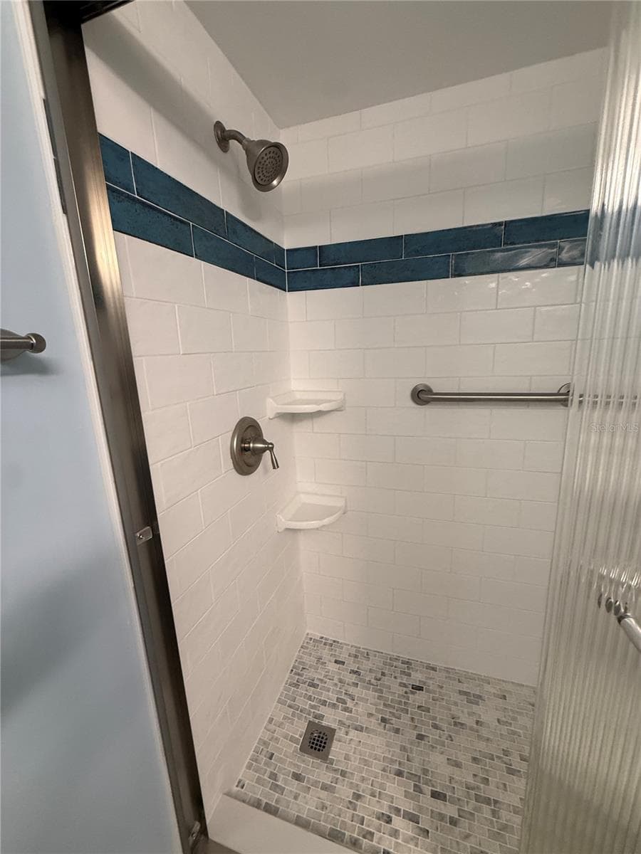 Walk in Shower - 179 MEDALLION BLVD #D, MADEIRA BEACH