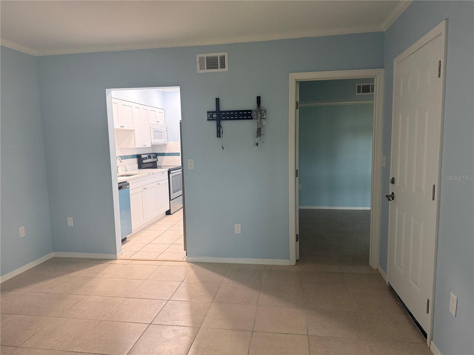 Living room TV ready - 179 MEDALLION BLVD #D, MADEIRA BEACH