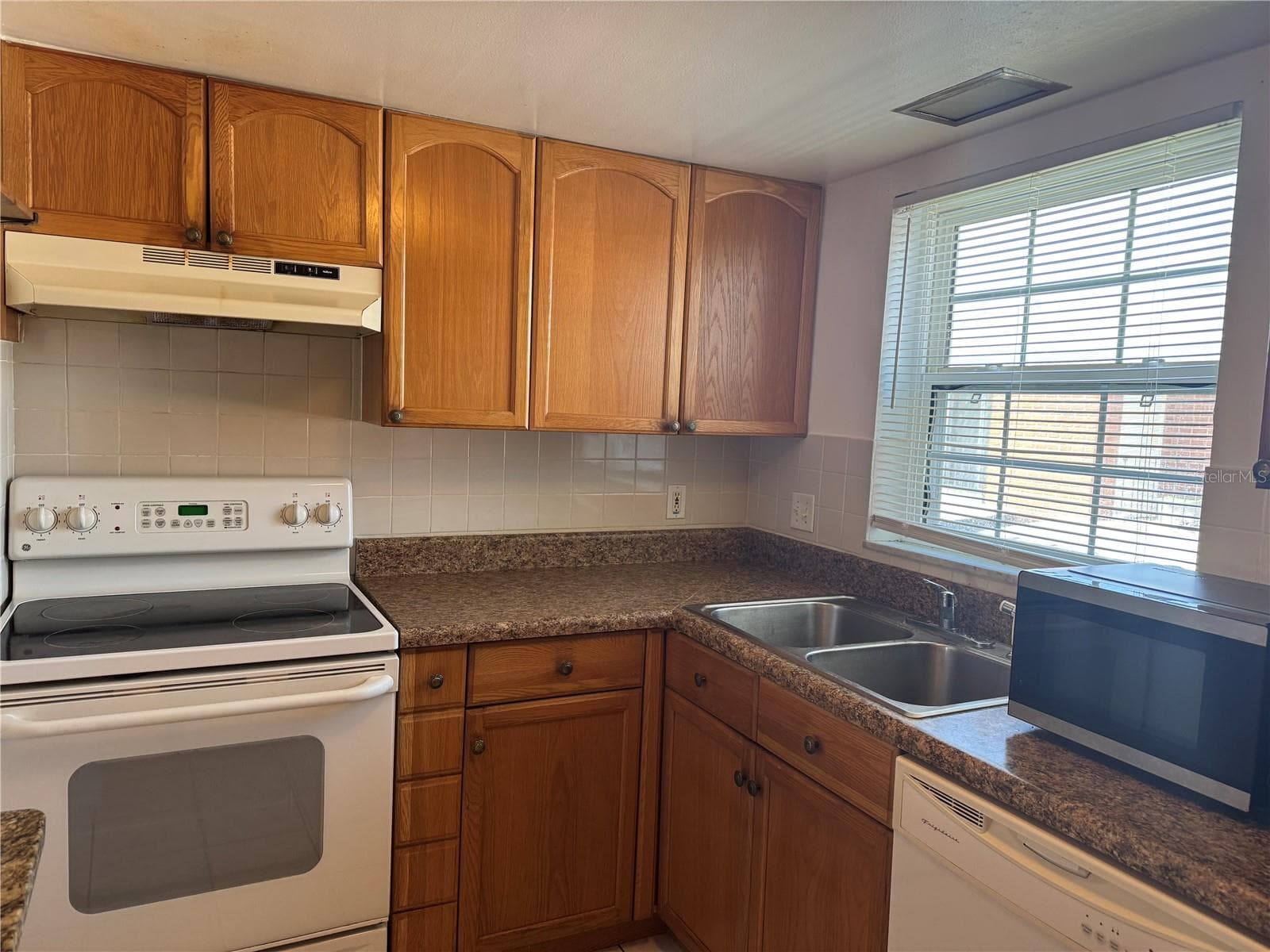 Condominium at 8542 10TH ST N #C, ST PETERSBURG, photo 2 of 22