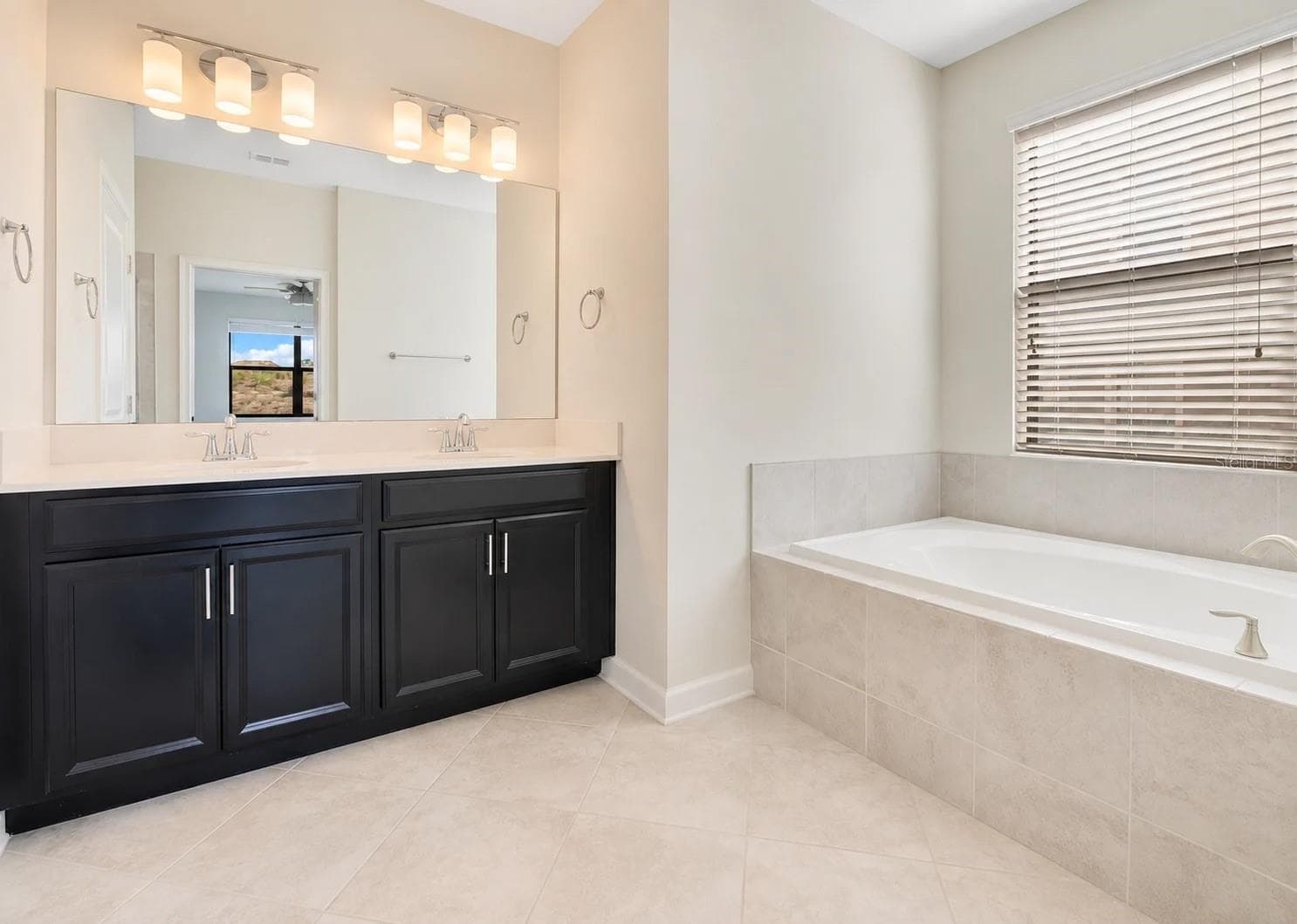 Dual sinks, tub with stand alone shower - 9044 AZALEA SANDS LN #9044, DAVENPORT