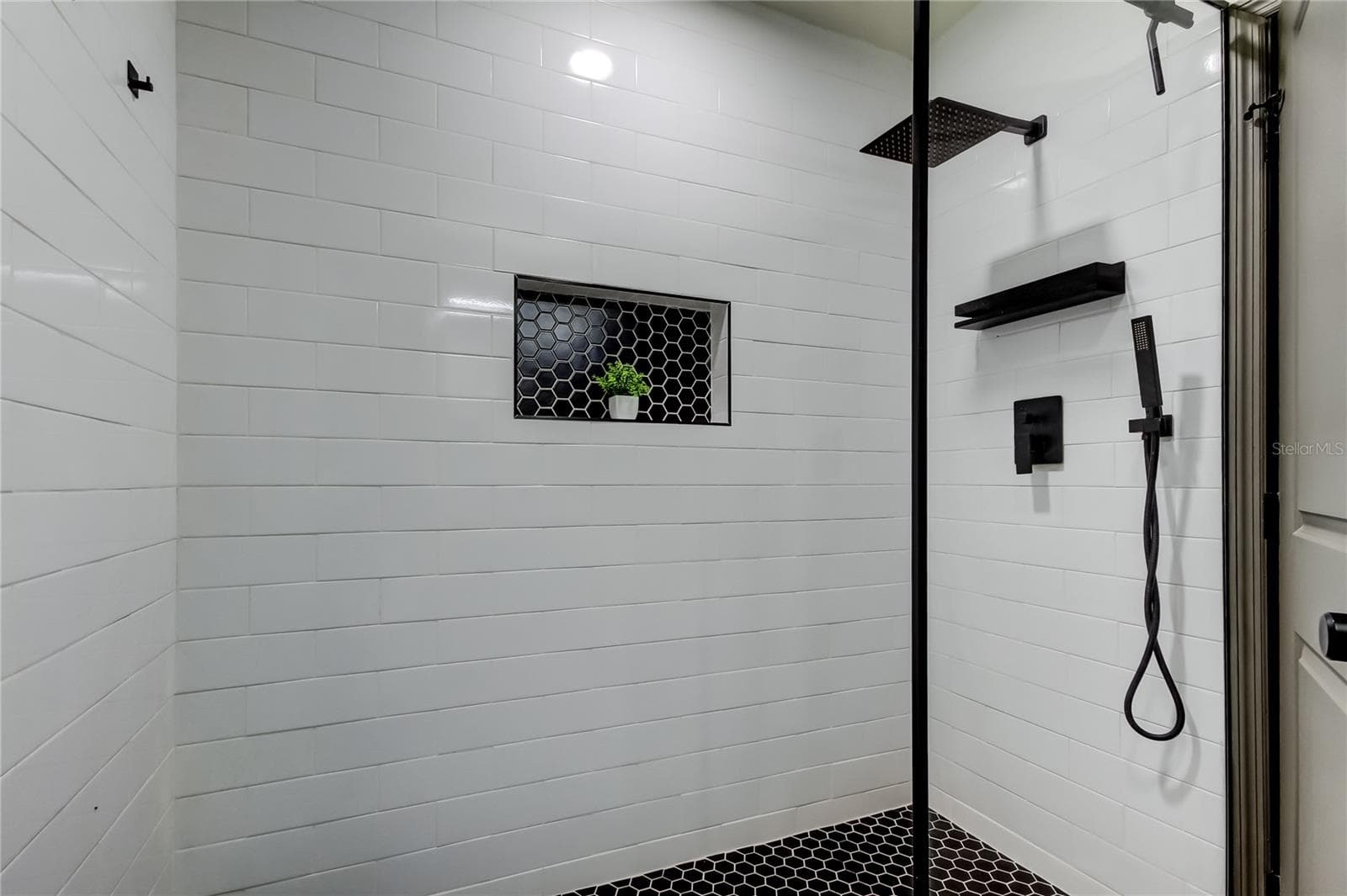 zero entry shower - 375 10TH AVE N, SAFETY HARBOR