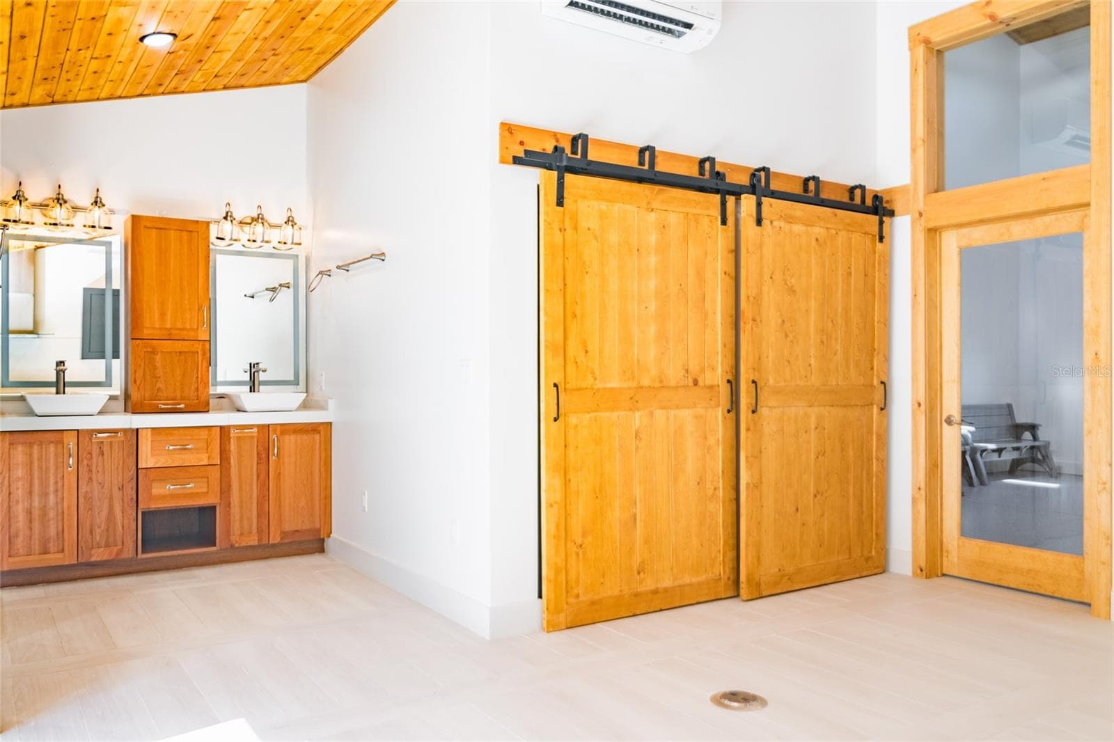 Bathroom - laundry behind barn doors - 6757 AMANDA VISTA CIR, LAND O LAKES