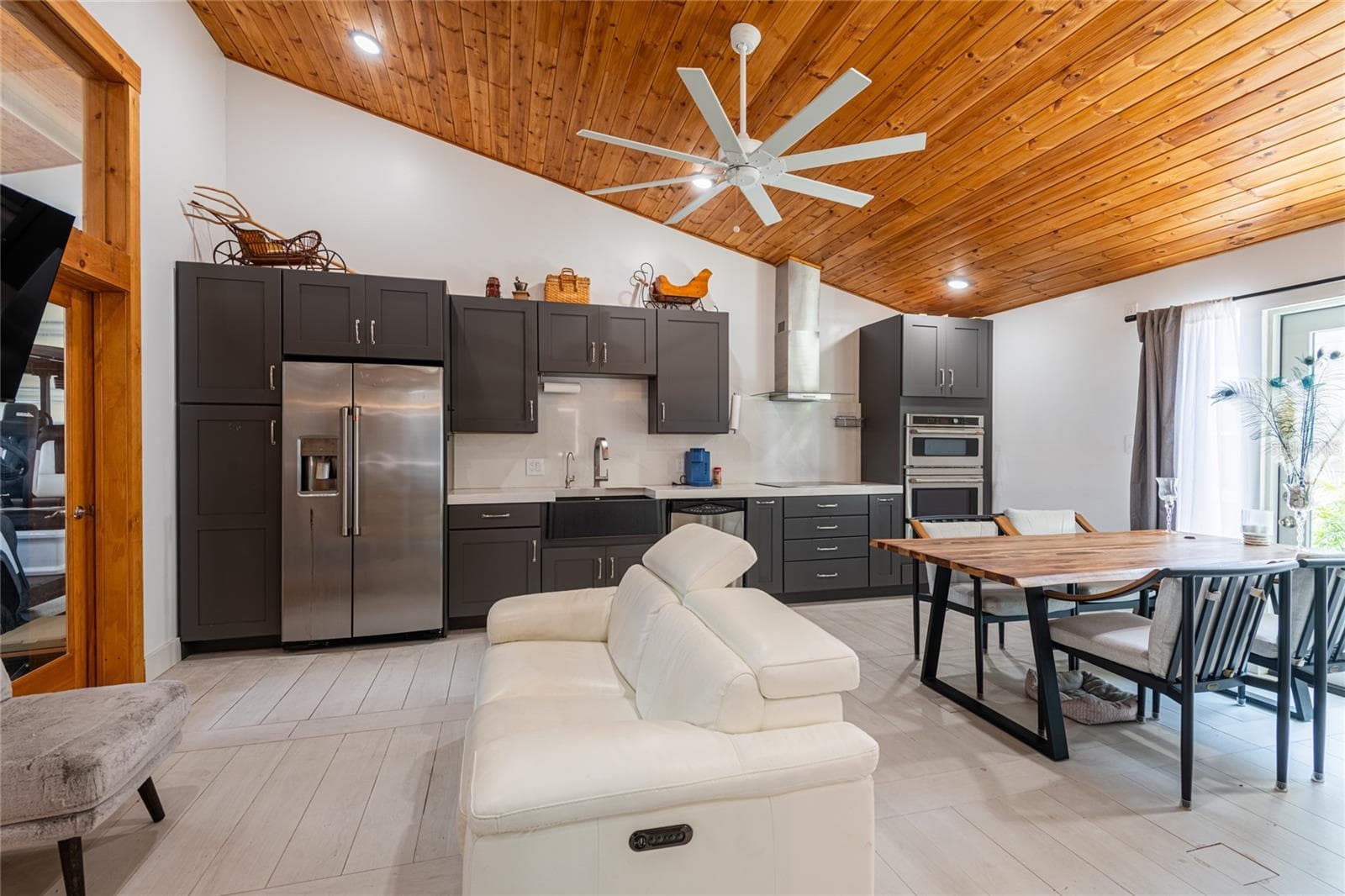 The Carriage with top of the line appliances and like new furniture. - 6757 AMANDA VISTA CIR, LAND O LAKES