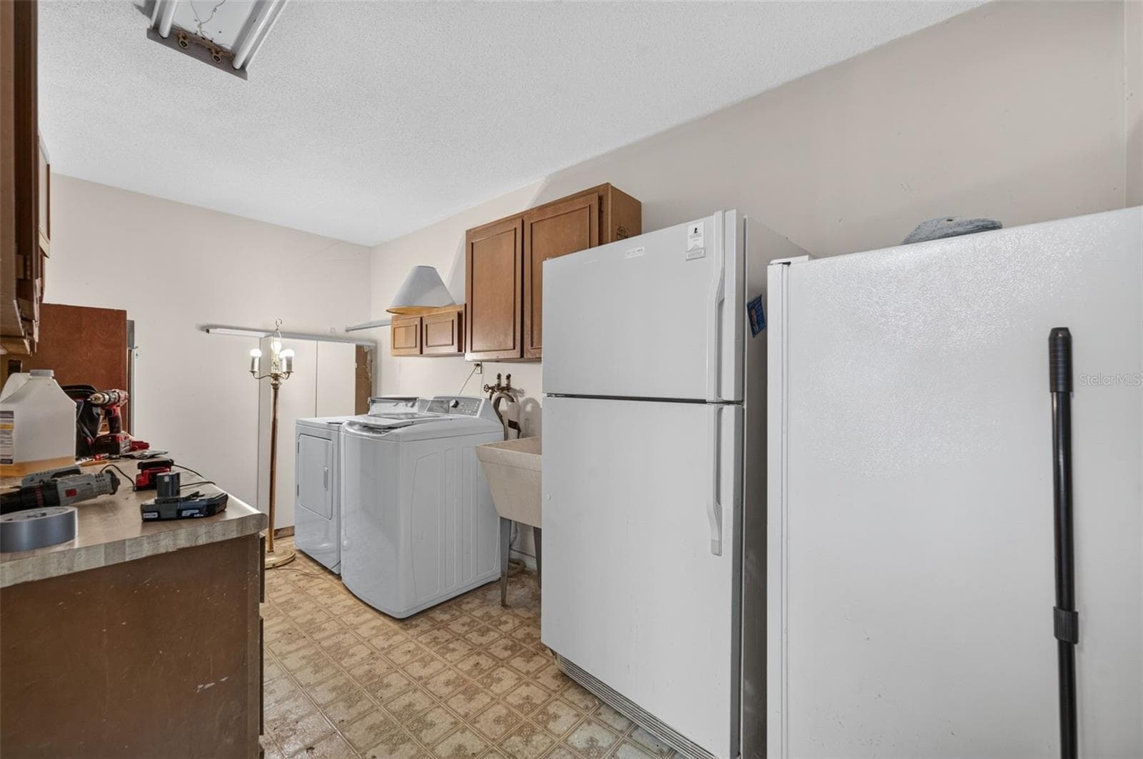 PANTRY AND LAUNDRY ROOM - 3513 MARWOOD DR, ORLANDO