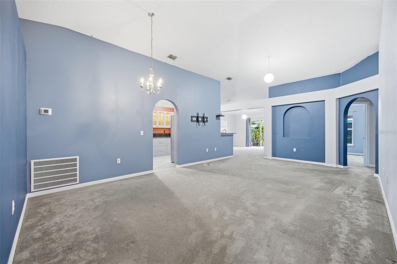HUGE living room - 10412 FLY FISHING ST, RIVERVIEW
