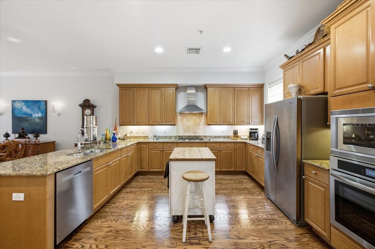 Townhouse at 114 E DAVIS BLVD #8, TAMPA, photo 2 of 52