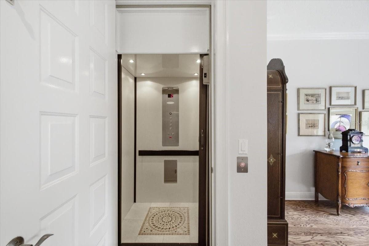 Townhouse at 114 E DAVIS BLVD #8, TAMPA, photo 17 of 52