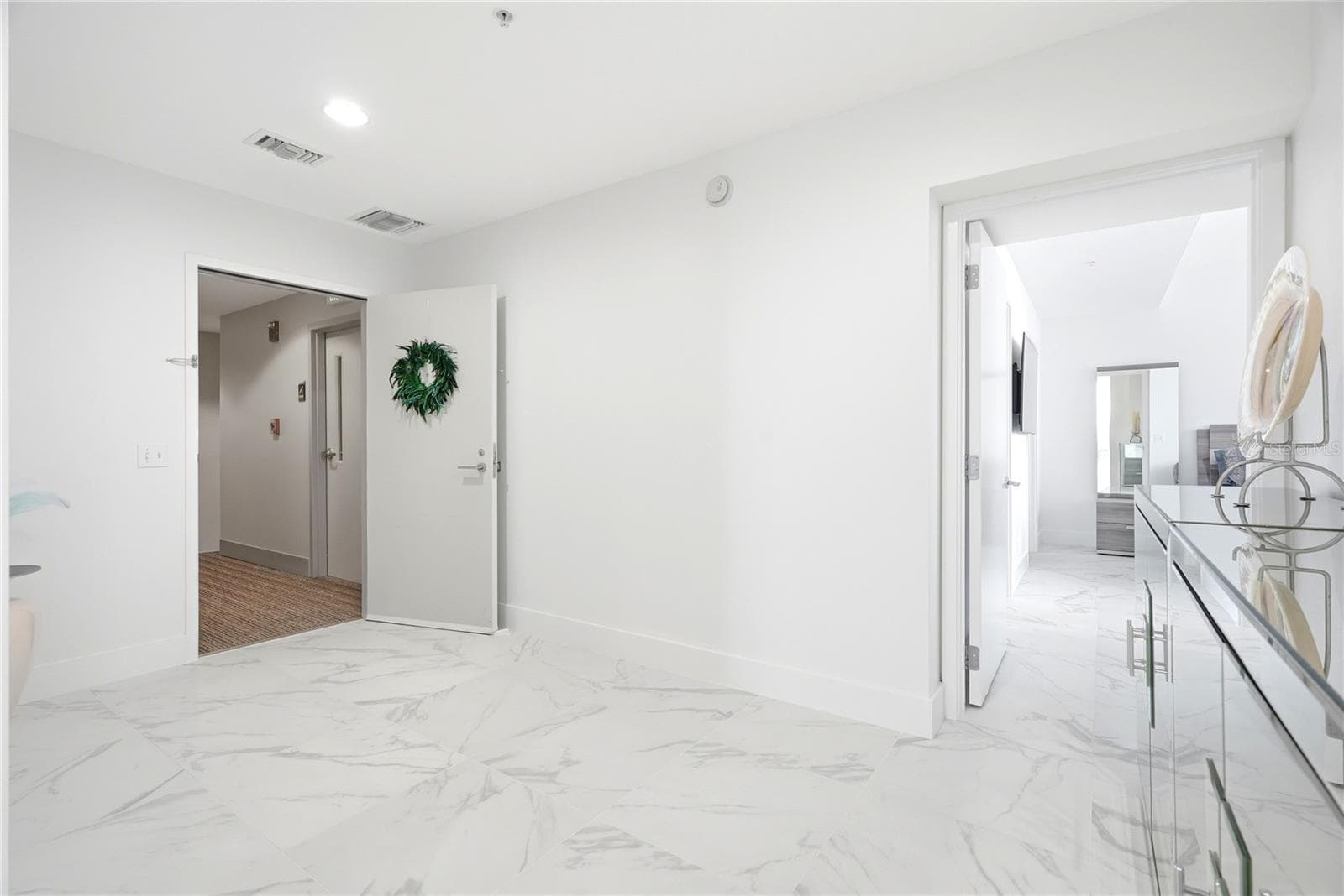 Condominium at 175 1ST ST S #1008, ST PETERSBURG, photo 4 of 37