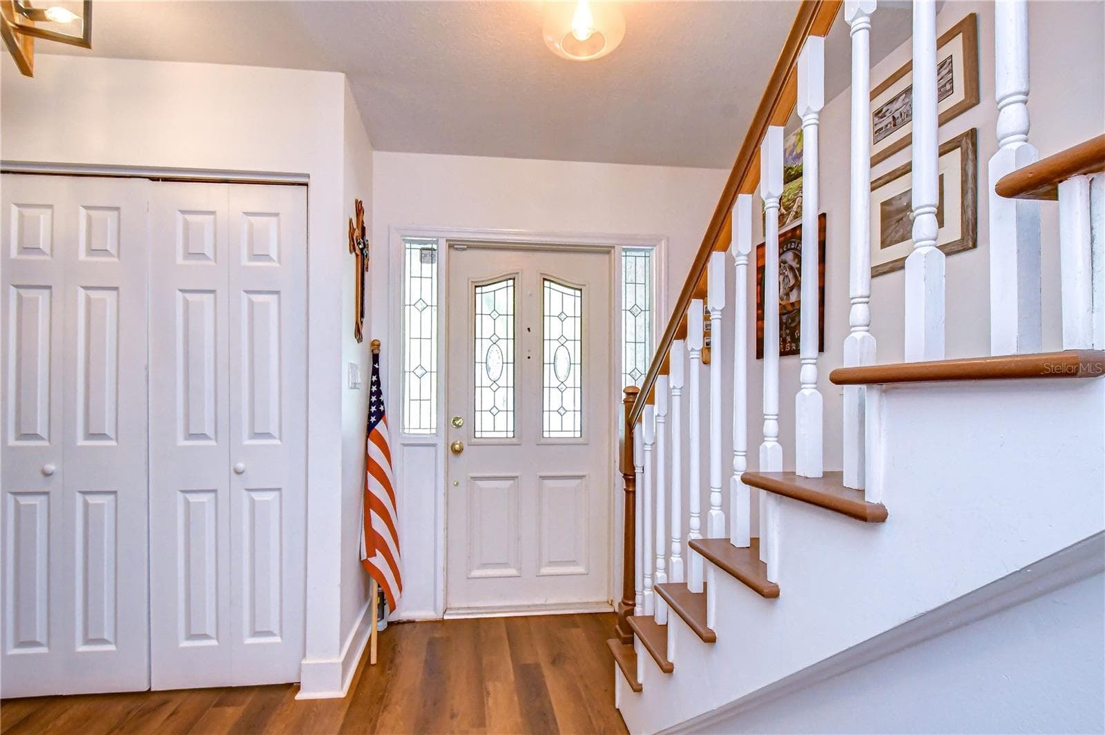 Inviting entry opens into a bright and comfortable interior - 901 WOODVIEW DR, BRANDON