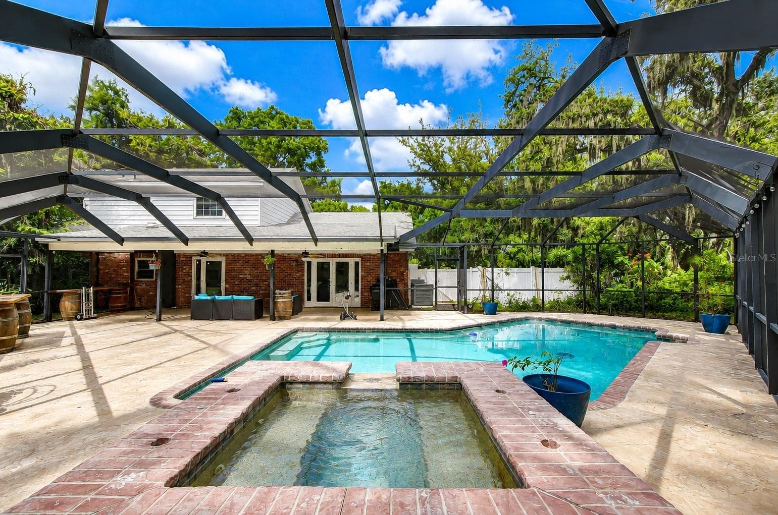 Beautiful cascading spa adds a resort-style element to the backyard - 901 WOODVIEW DR, BRANDON