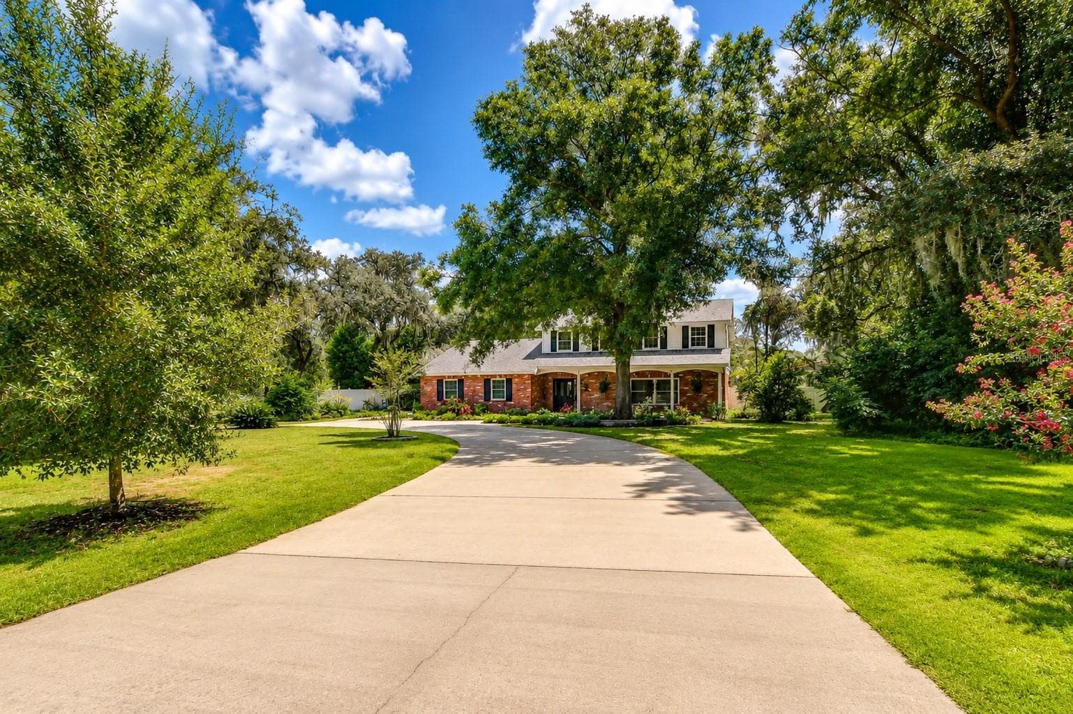 Spacious circular driveway provides abundant parking and an impressive arrival - 901 WOODVIEW DR, BRANDON