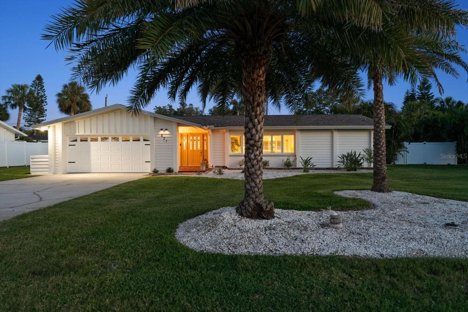821 JACARANDA DR