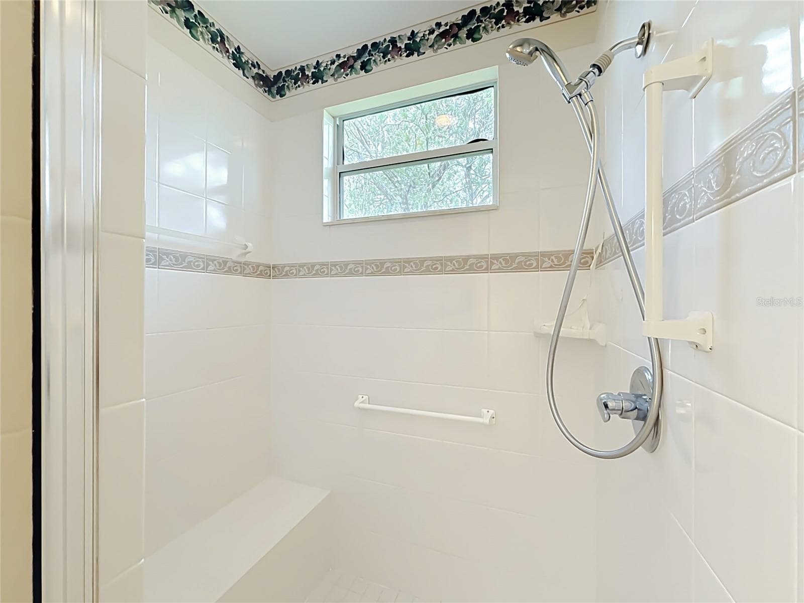 Walk in tiled shower w/ bench - 11932 SE 179TH ST, SUMMERFIELD