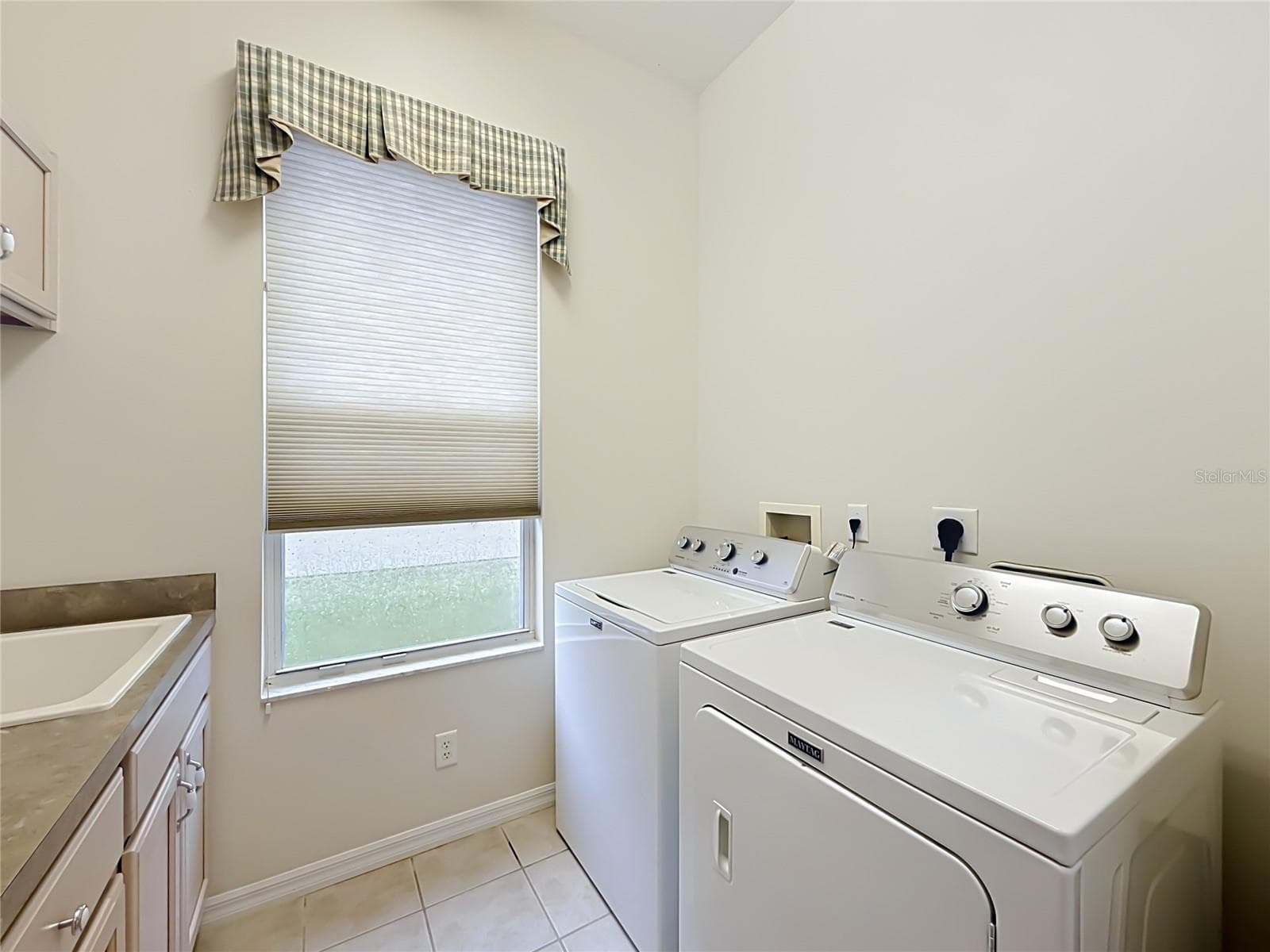 Laundry room, with cabinets and laundry sink. Gas dryer option - 11932 SE 179TH ST, SUMMERFIELD