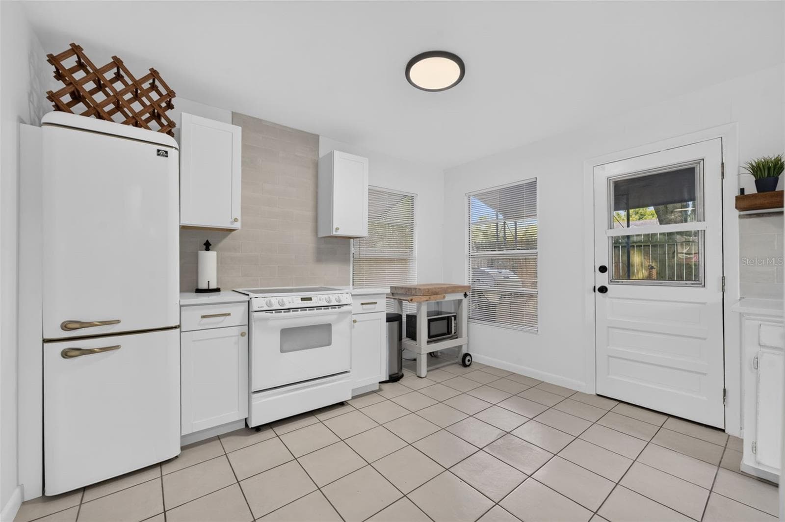 Single Family Residence at 140 N JOHNS ST, MOUNT DORA, photo 13 of 31