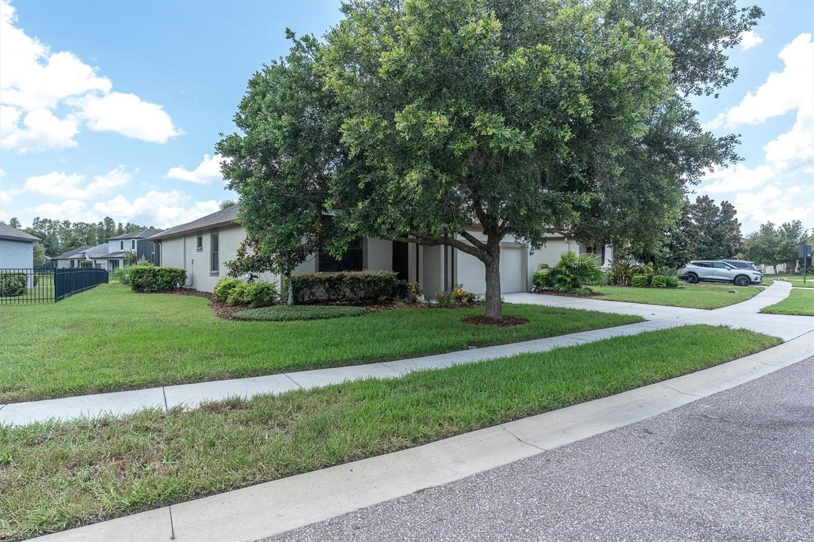 Inviting Sidewalk Approach - 8454 MAY PORT CT, LAND O LAKES