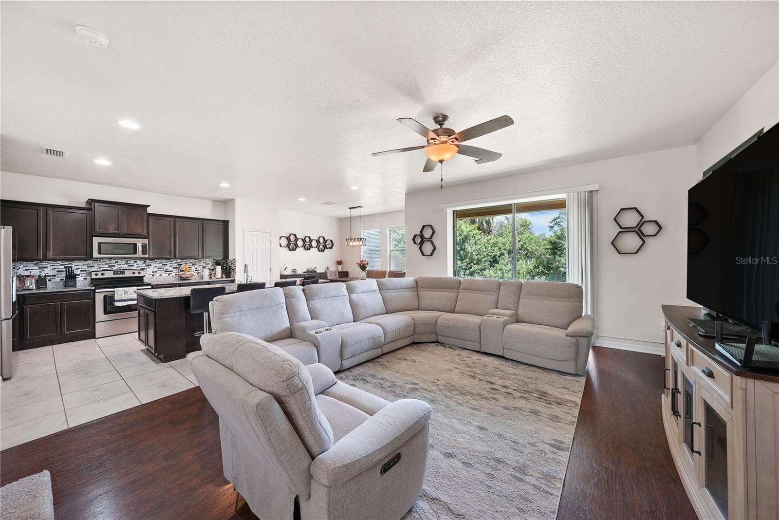 Single Family Residence at 8415 LOBLOLLY PINE CT, RIVERVIEW, photo 3 of 38
