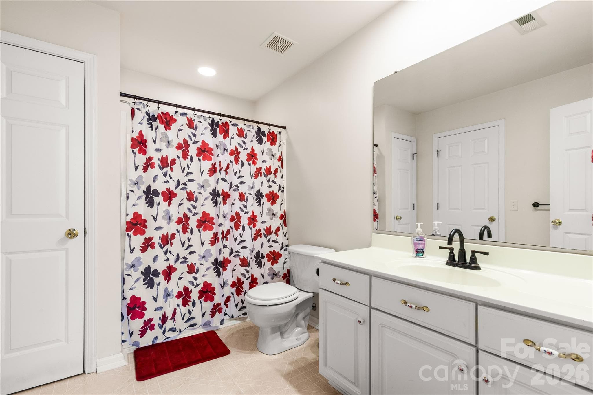 Bedroom En-Suite - 901 Clover Park Drive, Clover