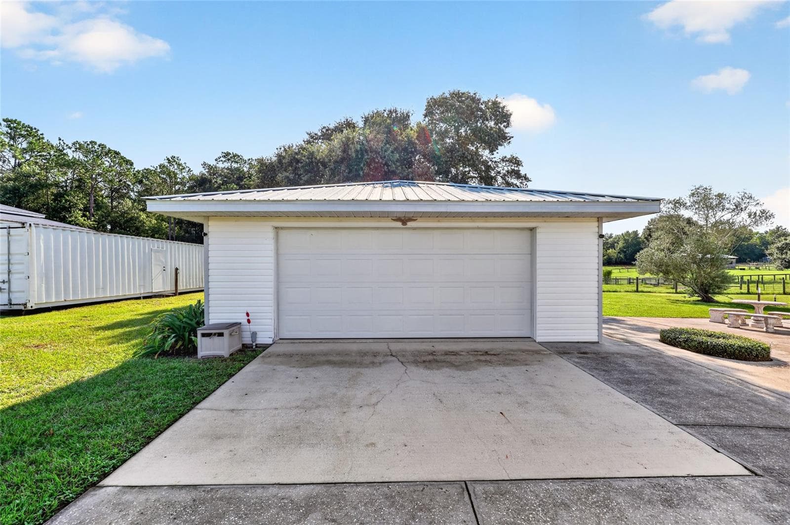 2 car garage - 20500 NW 27TH ST, MORRISTON