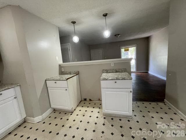 Single Family Residence at 909 Carrington Drive, Charlotte, photo 2 of 14