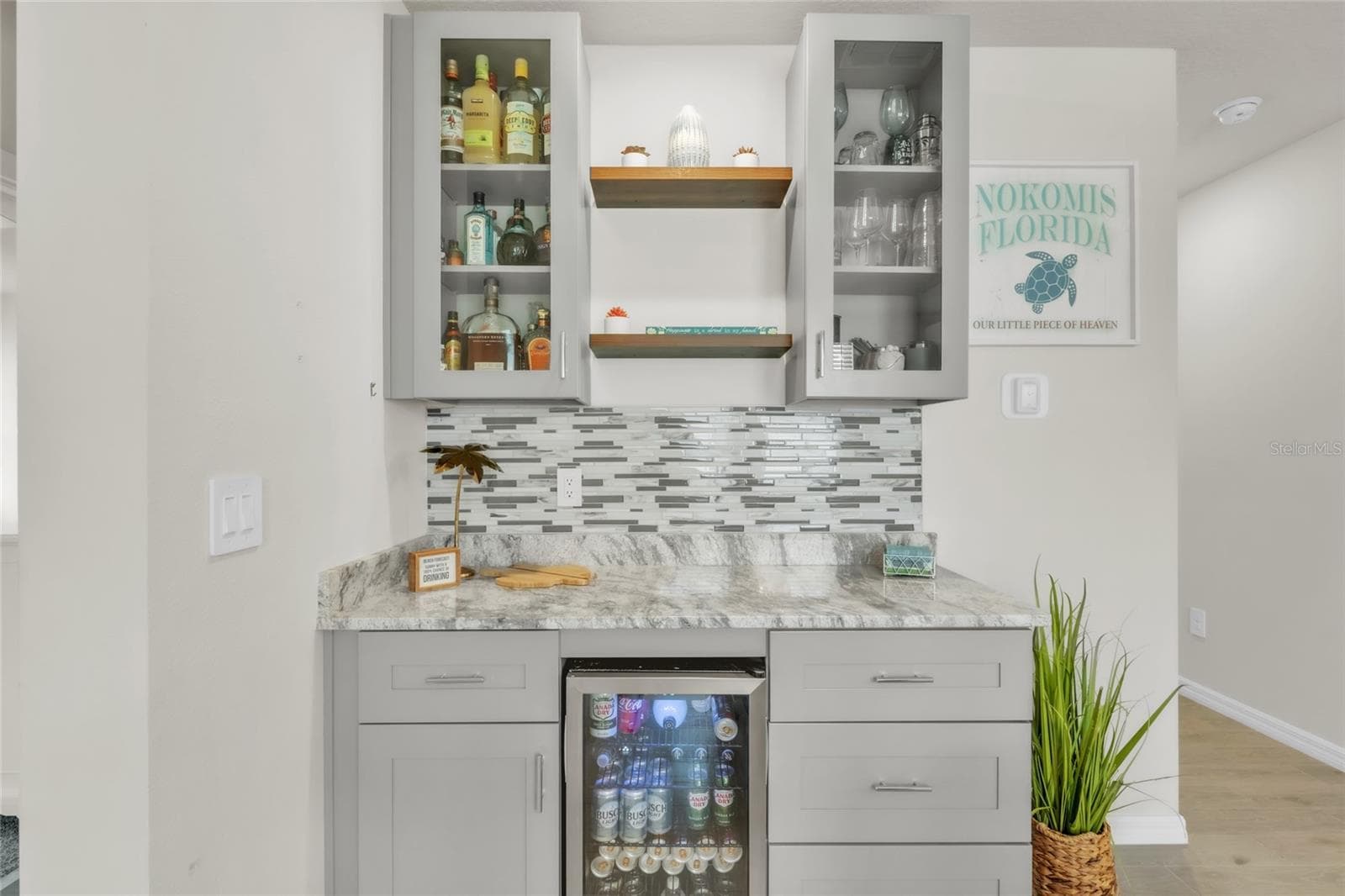 Built in Dry Bar - 152 LAZY SHORE DR, NOKOMIS