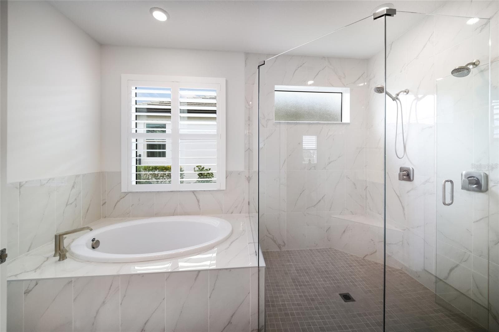 Primary Bathroom Soaking Tub and Large Shower - 4811 HONEY DEW LN, BRADENTON