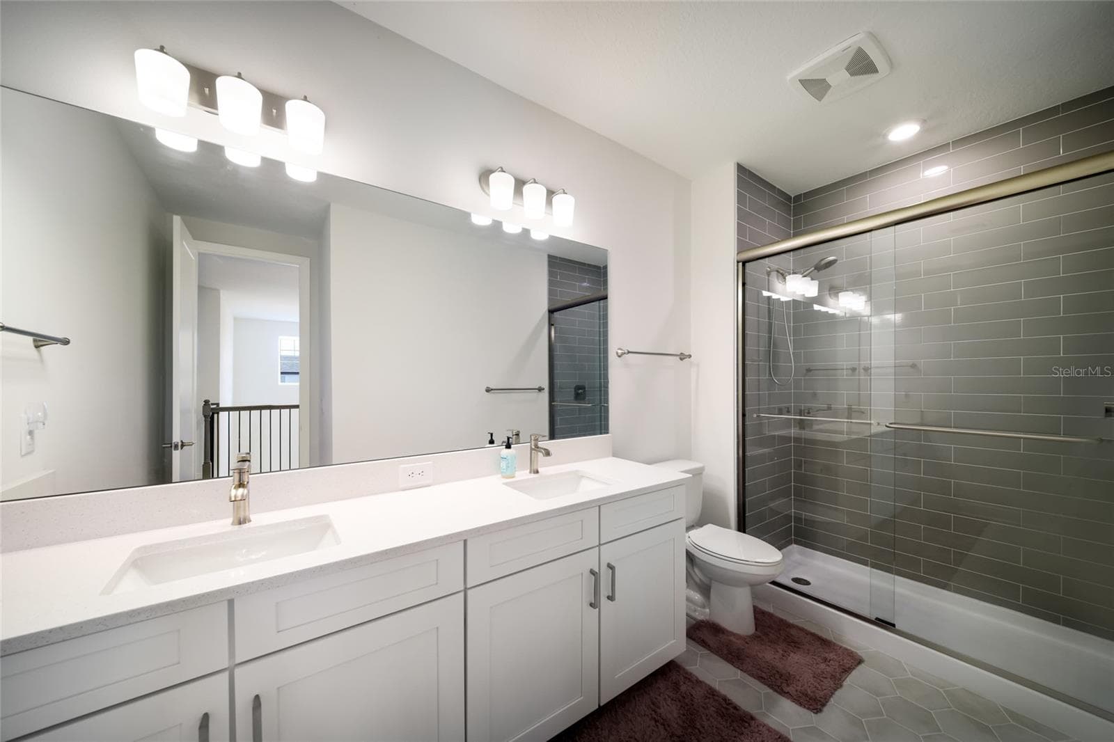 2nd Floor Large Guest Bath Double Vanities - 4811 HONEY DEW LN, BRADENTON