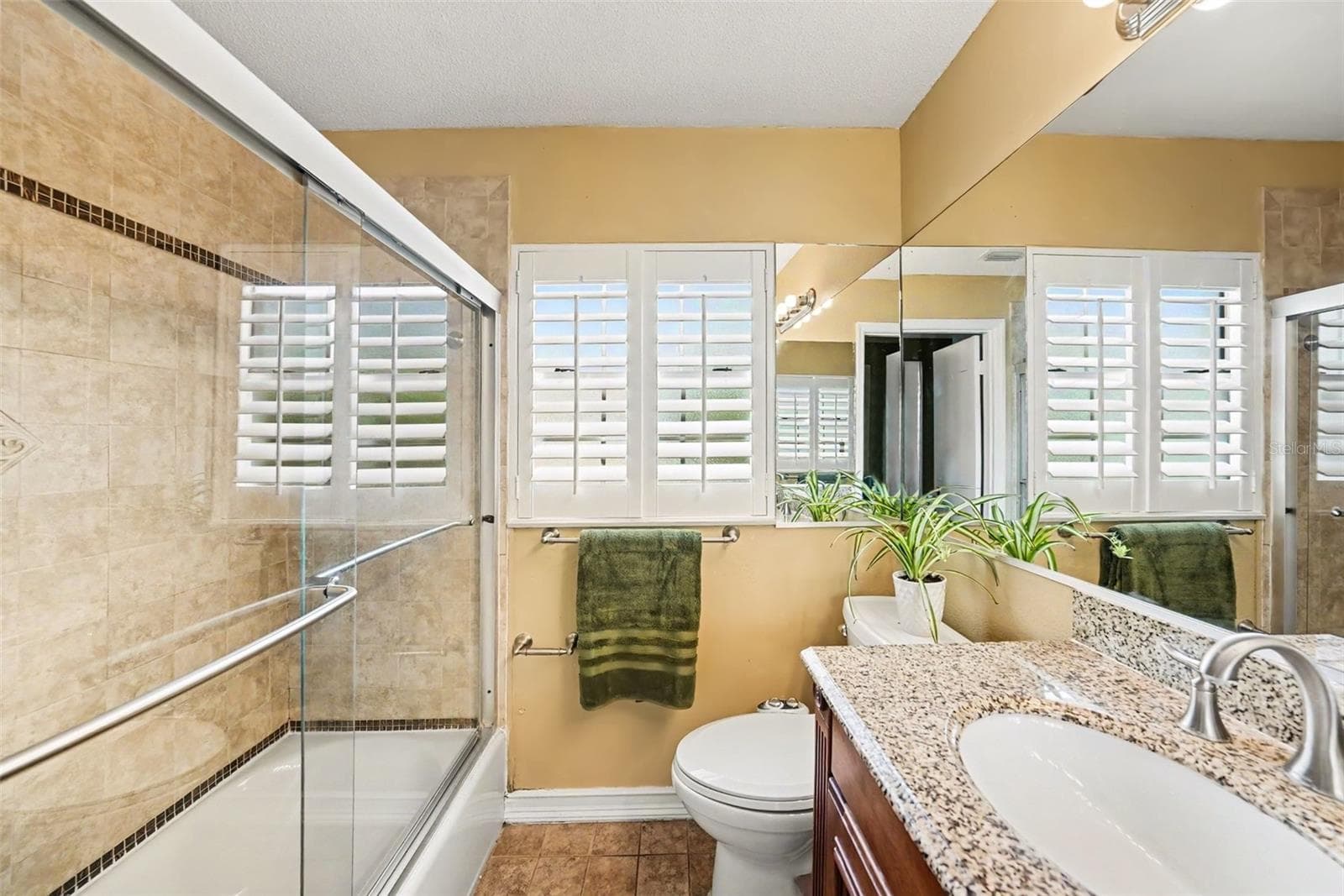 Upstairs Bathroom - 404 CLARISSA DR, BRANDON